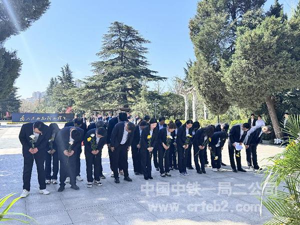 鞠躬默哀 鞠躬默哀